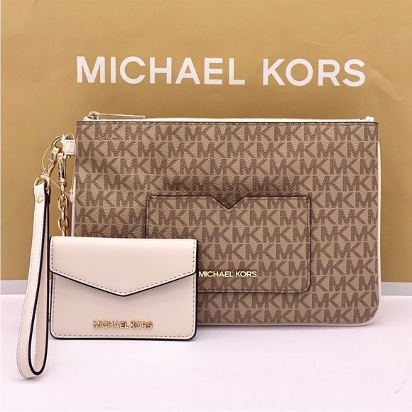 MICHAEL KORS JET SET TRAVEL LG 2 in 1
WRISTLET AND CARD CASE - Picture 1 of 13